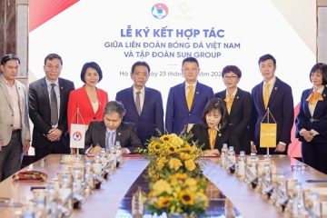 Đại diện Sun Group và VFF ký văn bản hợp tác cùng phát triển bóng đá Việt Nam. Ảnh: Sun Group